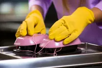 Chauffe-cire débranché, bol amovible retiré et chiffon microfibre posé à côté