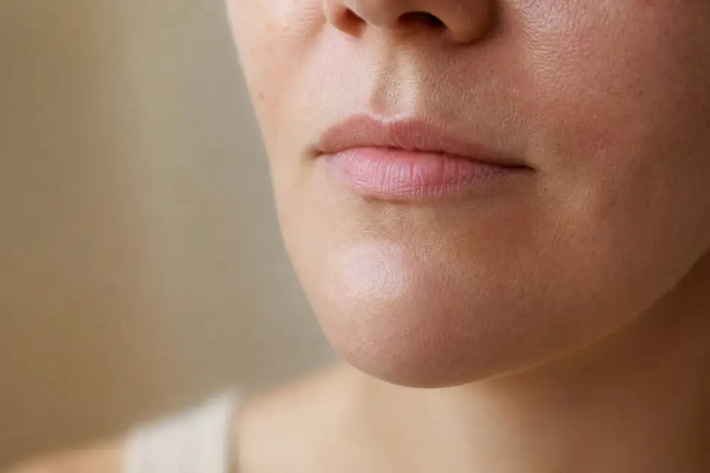 Peau du contour de bouche photographiée de près, texture naturelle sans maquillage