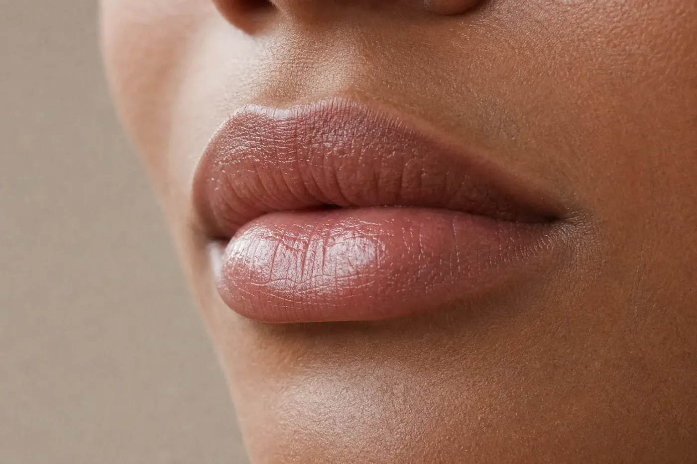 Lèvres brillantes avec un gloss transparent, texture naturelle, lumière douce
