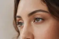 Œil maquillé avec un mascara net, cils allongés, lumière naturelle douce